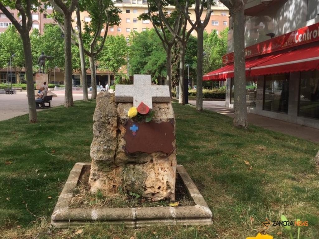 Monumento en homenaje al donante
