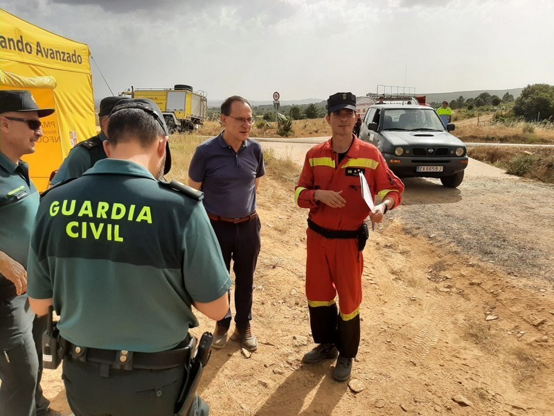 El subdelegado del Gobierno departe con el capitán Pascual, jefe del operativo de la Unidad Militar de Emergencias, en el Puesto de Mando Destacado