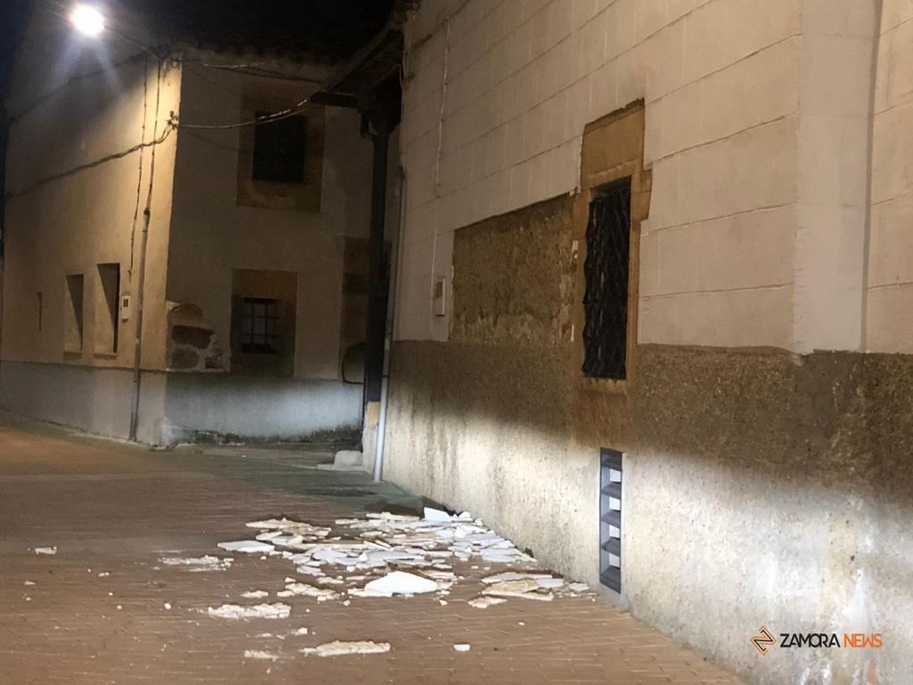 Caída de cascotes por el viento en Morales del Vino