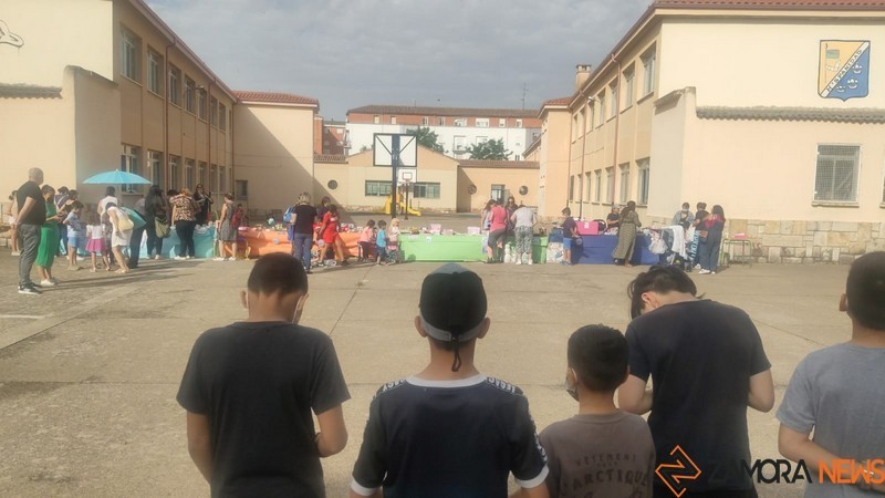 Mercadillo solidario en La Hispanidad