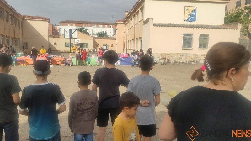 Mercadillo solidario en La Hispanidad