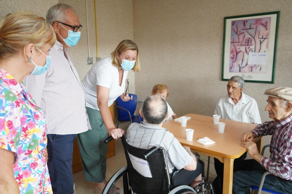 La consejera de Familia e Igualdad de Oportunidades, Isabel Blanco, durante la visita a los residentes de Ferreras de Abajo evacuados