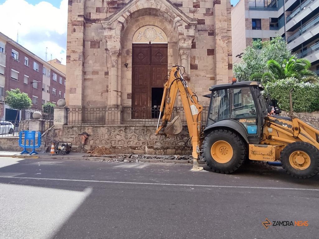 Obras frente a la iglesia de Nuestra Señora de Lourdes