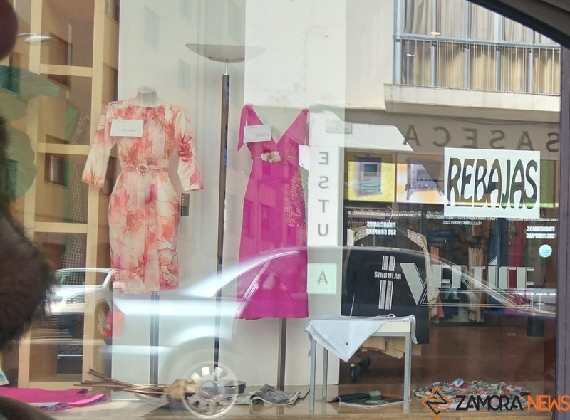 Una tienda en Zamora con el cartel de Rebajas