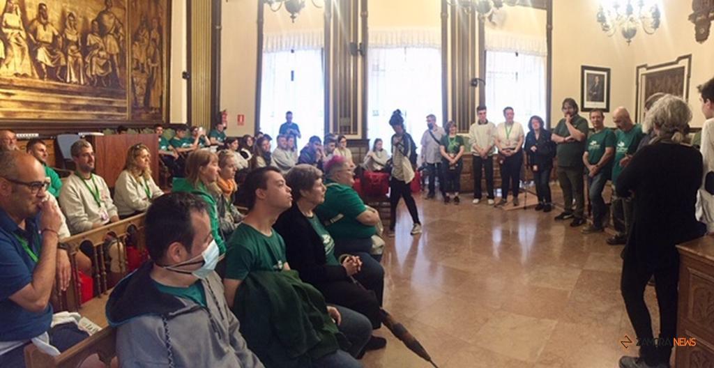 Representación de los integrantes de los grupos Capitonis Durii y Puerta Nueva de Barcelona en la recepción en el Ayuntamiento