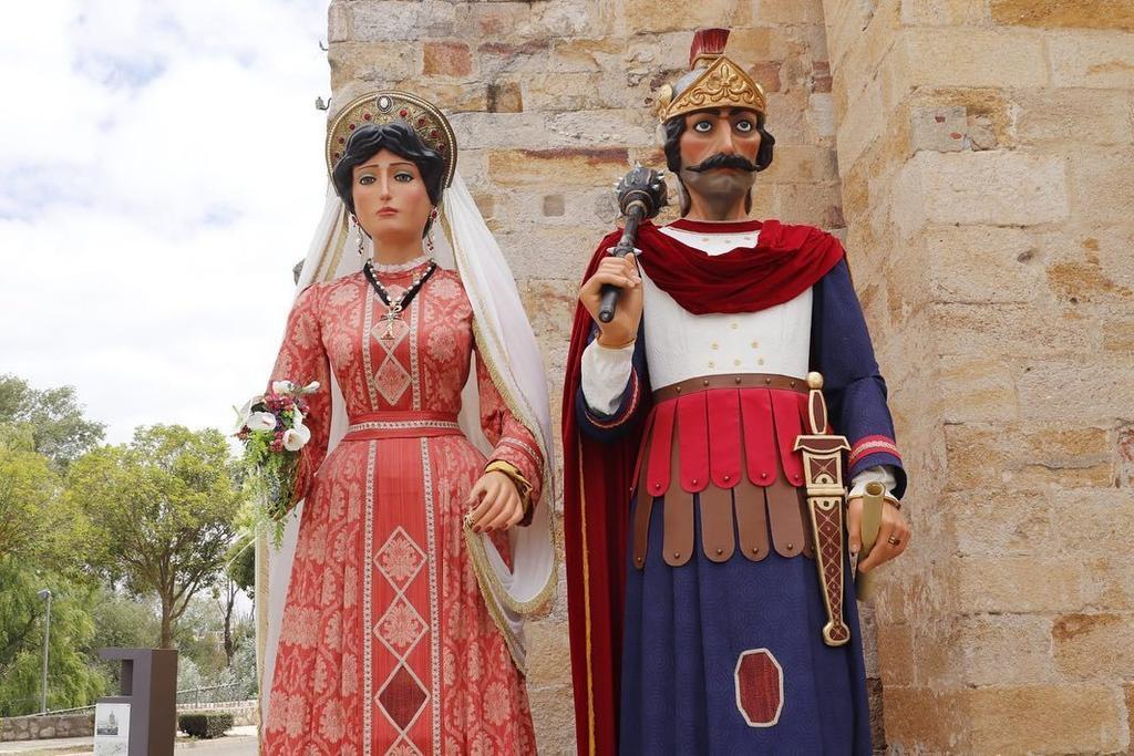 Pareja de gigantes de la fiesta de San Roc, Roc y Laia. Fotografía: Capitonis Durii