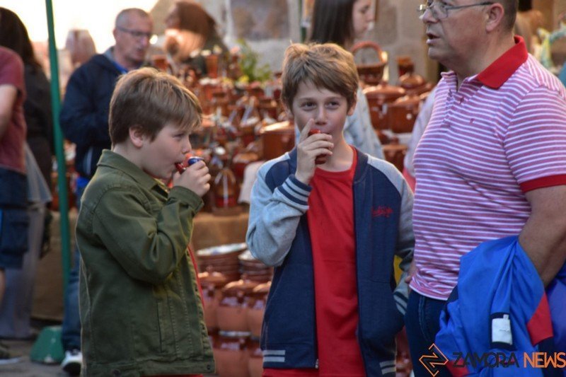 Niños haciendo sonar los típicos pájaros de agua, sonido imprescindible en cada San Pedro