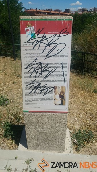Placa de Justa Freire pintada