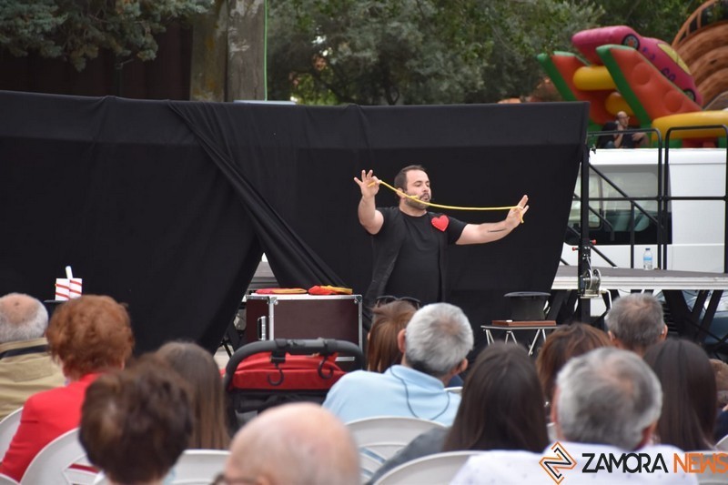 El mago Fernando Espi en la Marina