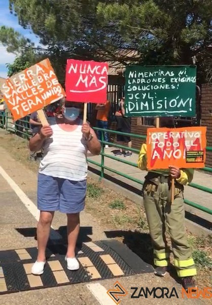 Manifestantes en Villardeciervos