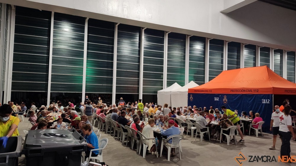 cena espacio lleno