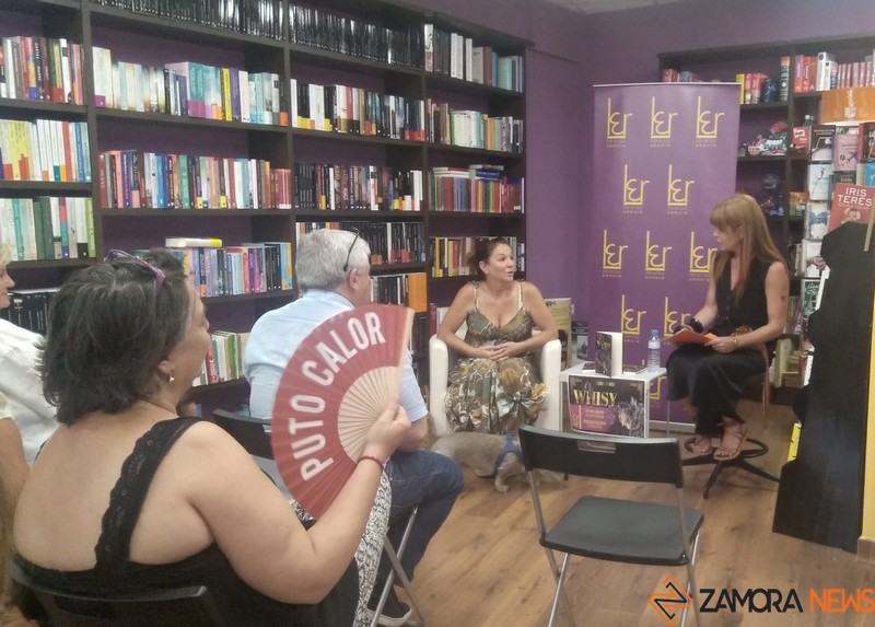 Gloria de Castro y Elena Ayuso en la presentación del libro