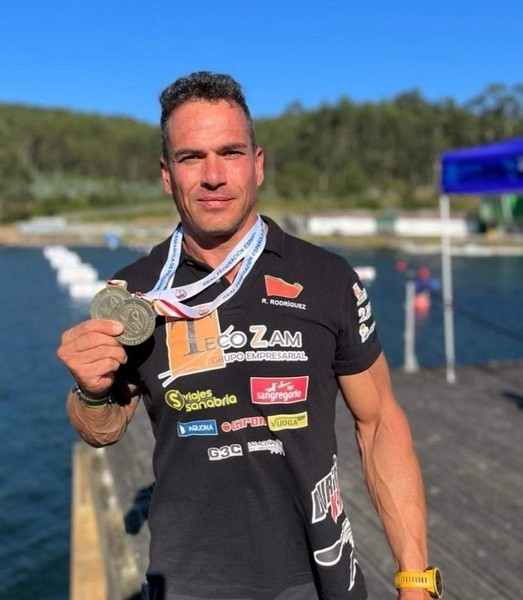 Ricardo Rodríguez con su medalla de campeón