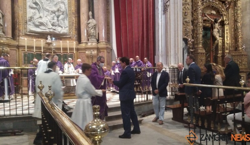 Mañueco, durante la comunión en la catedral