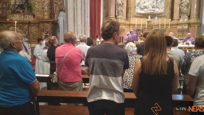Familiares de las dos víctimas durante la misa en la catedral