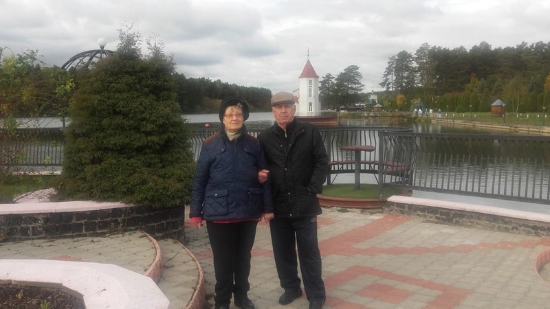 Aleksander Romanov y su esposa Valentina, en una imagen tomada en Ucrania. Foto cedida