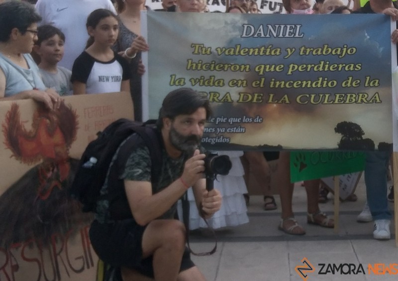 Pancarta en homenaje de Daniel Gullón