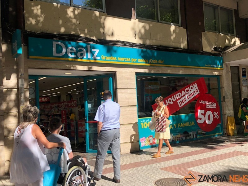 Clientes en el supermercado de la calle Tres Cruces. Foto Marcos Vicente