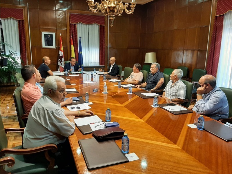 Alcaldes reunidos con el subdelegado