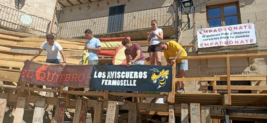 Colocación de las pancartas de las peñas en la plaza de madera de Fermoselle