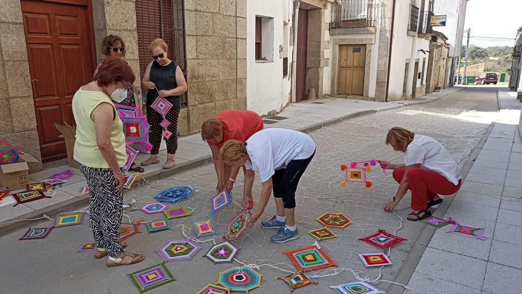 Mandalas realizados por La Mayuela en la calle Teniente Chamorro de Bermillo de Sayago. Fotografía: CEDIDA