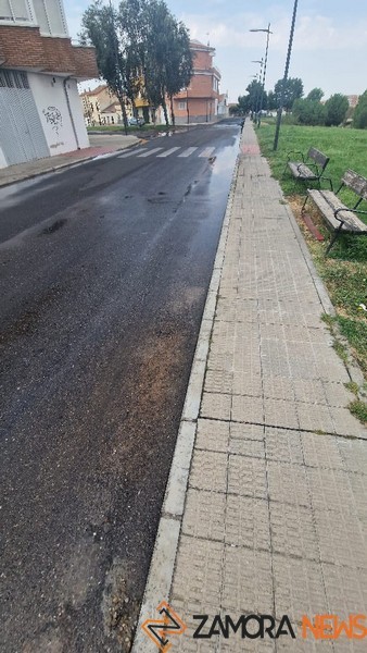 Paso de cebra "mojado" en la calle Imperial de Zamora. Foto cedida