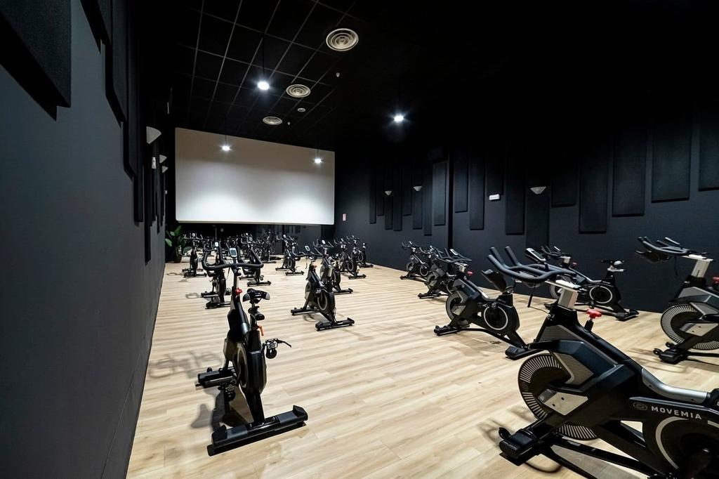 Instalaciones del nuevo gimnasio Sparta Sporte Center en el antiguo local del Multicines Zamora
