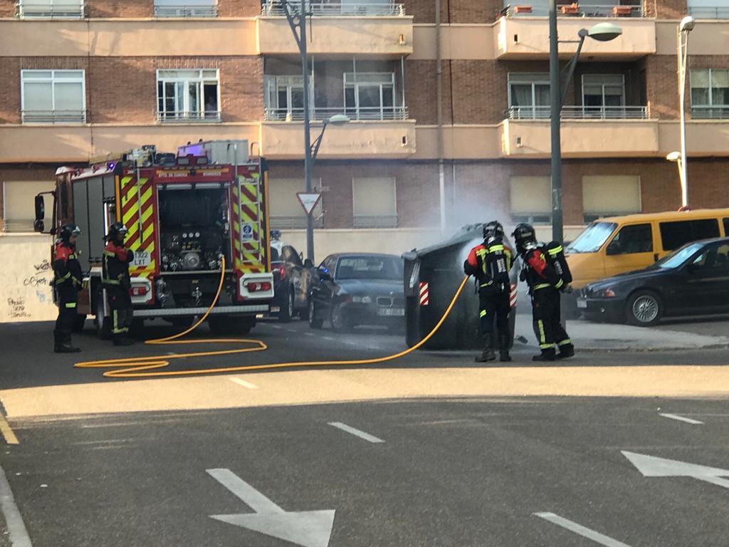 Bomberos sofocan un fuego en un contenedor