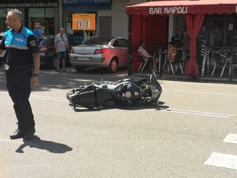 La moto accidentada en el suelo