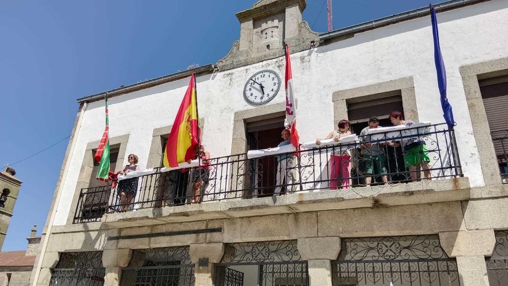 Resultado del mural efímero colgado sobre la fachada del Ayuntamiento de Bermillo. Fotografía: CEDIDA