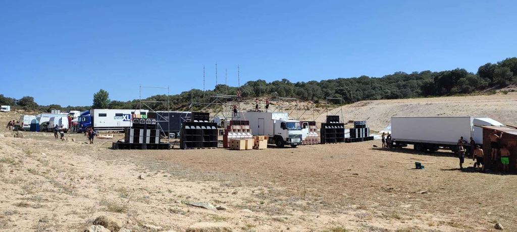 Instalación de la macrodiscoteeca para la fiesta rave en el entorno de Argusino. Fotografía: Susana Garrote