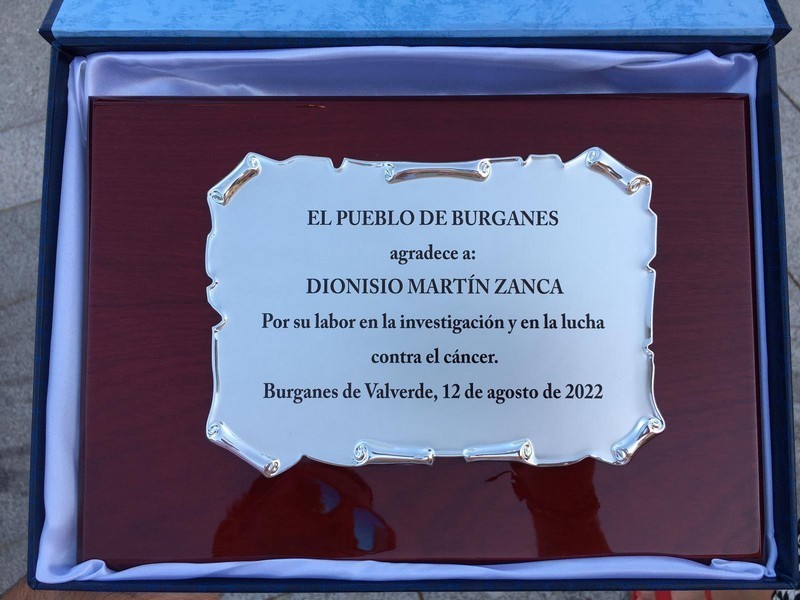 Placa en homenaje al investigador sobre el cáncer