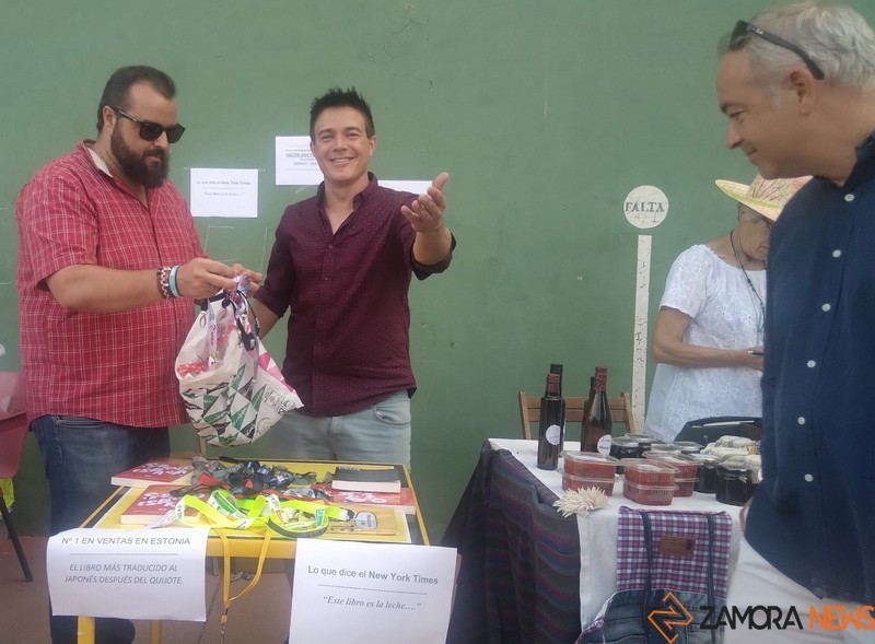 Fernando Camacho en su puesto con sus amigos