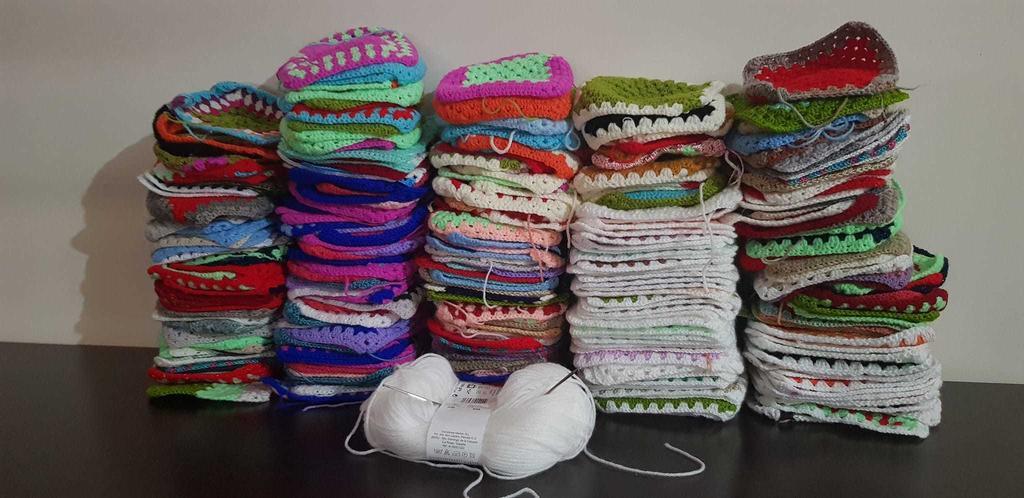 Grannys tejidos para el árbol navideño de Roales. Fotografía: Asociación Ubuntu Roales