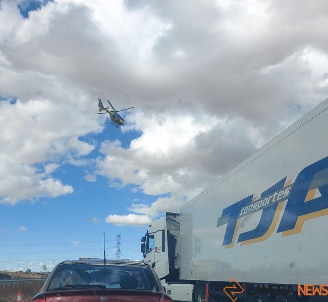 El helicóptero durante el traslado de la adolescente herida a Valladolid