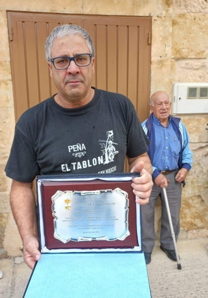 Arenal, emocionado, muestra su placa