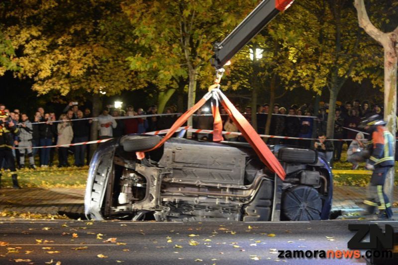 Coche en el socavón de Cardenal Cisneros