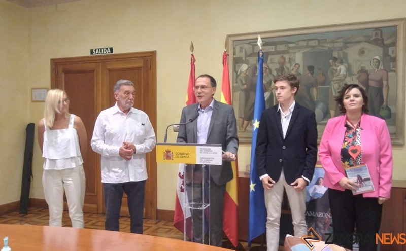El subdelegado del Gobierno en rueda de prensa junto con un alumno y los tutores de Campus Rural