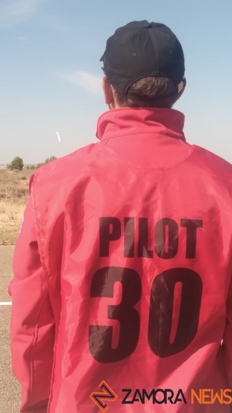 Uno de los participantes "mide" el viento