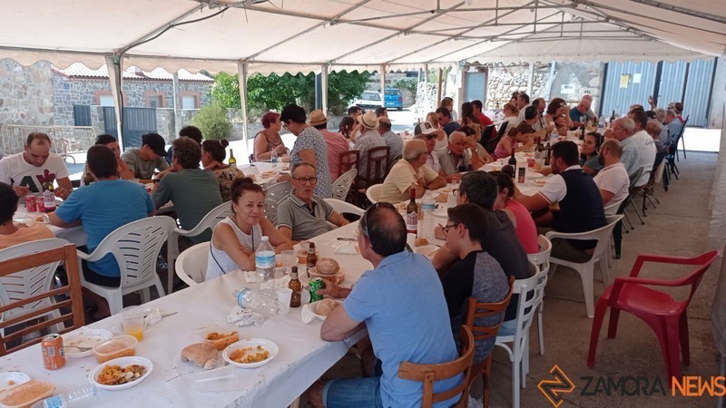 Comida de hermandad en La Tuda