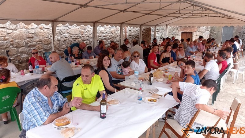 Comida de hermandad en La Tuda