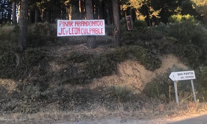 Pancarta contra la Junta en el pinar El Terroso