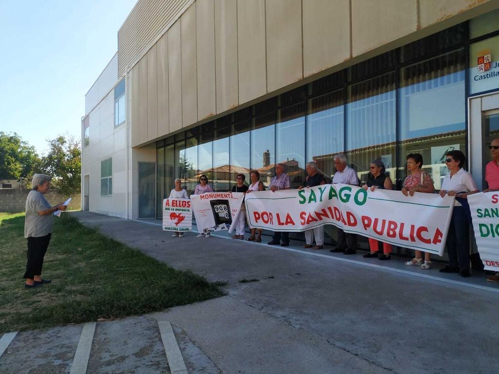 52 protesta de la Plataforma en Defensa de la Sanidad Pública de Sayago frente al centro de salud de Bermillo. Fotografía: CEDIDA