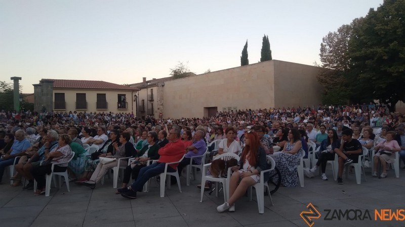 La Plaza de la Catedral, llena de público