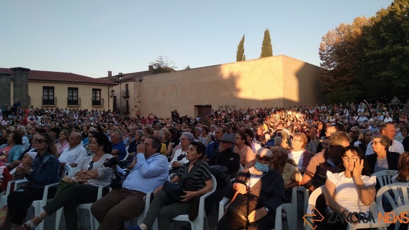 Público en la Plaza de la Catedral