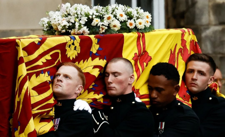 El féretro con los restos de la reina Isabel II de Inglaterra a su llegada al palacio de Holyroodhouse