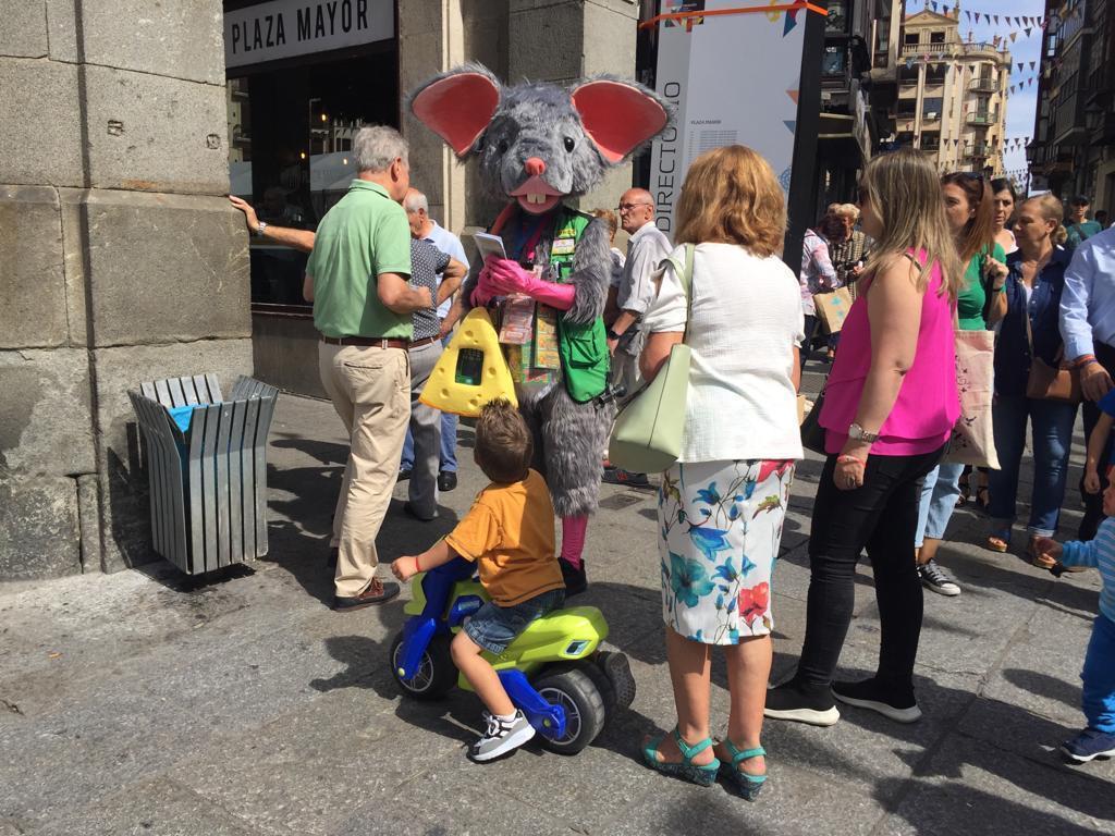 El vendedor de la ONCE disfrazado de ratón durante la Feria Internacional del Queso en Zamora