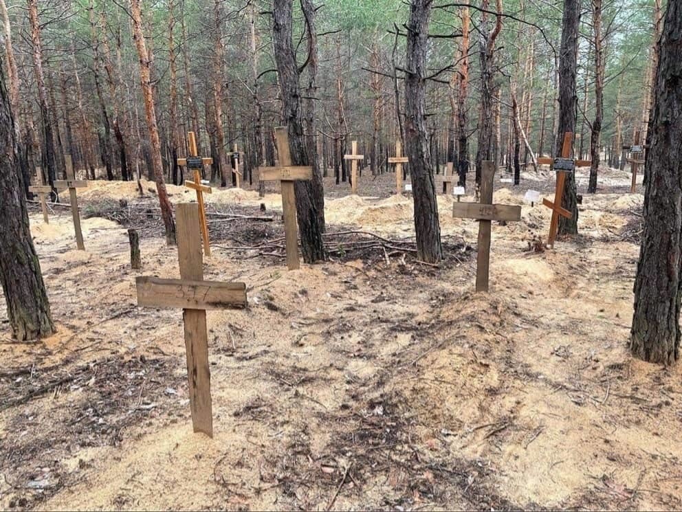 Fosas comunes en la ciudad de Izium, Ucrania. Fotografía: Defensa Ucrania