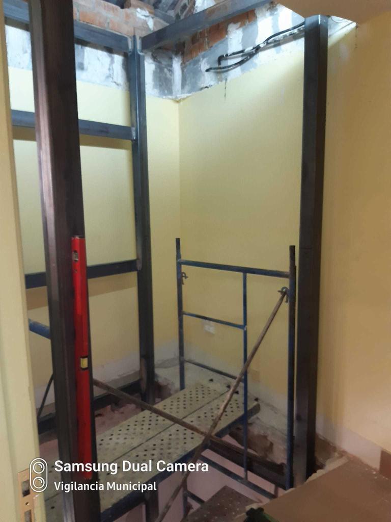 Obras de instalación del ascensor en el futuro Centro Municipal Integrado de Fermoselle. Fotografía: Ayuntamiento de Fermoselle