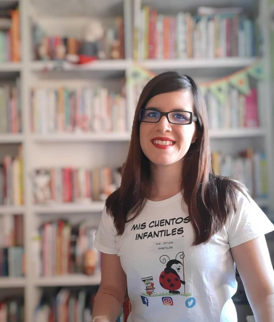 Sandra Alonso en su librería "Mis cuentos infantiles"